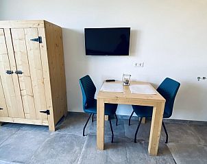 Dining table and closet in VZ583 Studio Vrouwenpolder, ideal for a cozy stay.