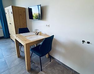 Dining area in VZ583 Studio Vrouwenpolder overlooking the garden in Zeeland.