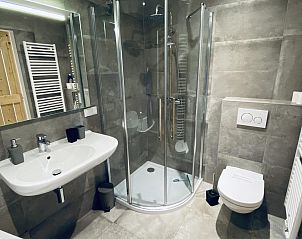 Bathroom with modern amenities in VZ583 Studio Vrouwenpolder, Zeeland.