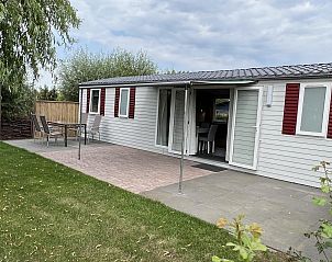 Zijaanzicht van VZ030 Chalet Vrouwenpolder met terras in Walcheren, Zeeland