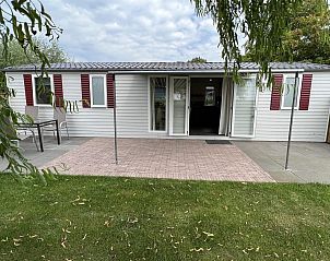 Voorzijde van VZ030 Chalet Vrouwenpolder met patio in Vrouwenpolder, Zeeland