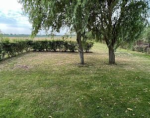 Ruime tuin van VZ030 Chalet Vrouwenpolder met uitzicht op het landschap in Zeeland