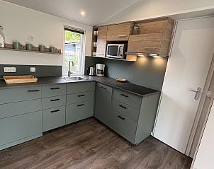 Moderne keuken van VZ030 Chalet Vrouwenpolder in Vrouwenpolder, Zeeland