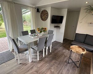 Eethoek met uitzicht op de tuin in VZ030 Chalet Vrouwenpolder, Zeeland