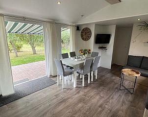 Interieur van VZ030 Chalet Vrouwenpolder met open keuken en eetruimte in Vrouwenpolder, Zeeland