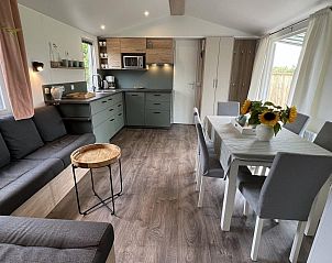 Keuken met moderne apparatuur in VZ030 Chalet Vrouwenpolder, Walcheren, Zeeland