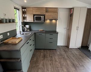 Badkamer van VZ030 Chalet Vrouwenpolder met wastafel in Vrouwenpolder, Zeeland