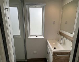 Moderne badkamerinrichting in VZ030 Chalet Vrouwenpolder, Walcheren, Zeeland