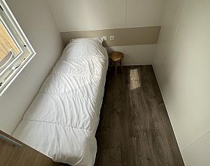 Eenvoudige slaapkamerinrichting in VZ030 Chalet Vrouwenpolder, Walcheren, Zeeland