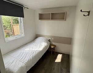 Lichte slaapkamer met raam in VZ030 Chalet Vrouwenpolder, Vrouwenpolder, Zeeland