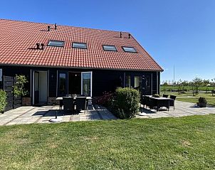 Zonnig terras bij VZ587 Vakantiewoning Vrouwenpolder, Walcheren, ideaal voor buiten eten.