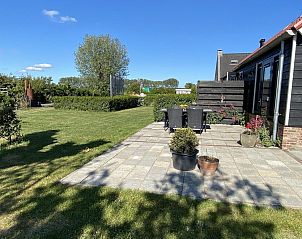 Groene omgeving en terras van VZ587 Vakantiewoning Vrouwenpolder in Zeeland.