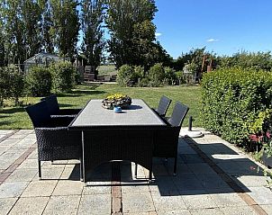 Buitenruimte met tuinmeubilair bij VZ587 Vakantiewoning Vrouwenpolder, Walcheren.
