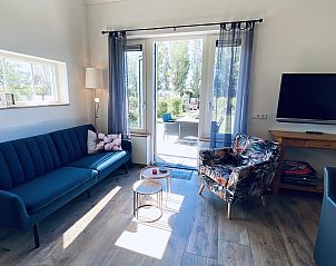 Gezellige zithoek in VZ587 Vakantiewoning Vrouwenpolder, Walcheren, met tuinzicht.