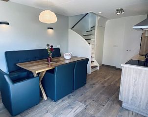 Eethoek en keuken van VZ587 Vakantiewoning Vrouwenpolder, Walcheren, Zeeland.