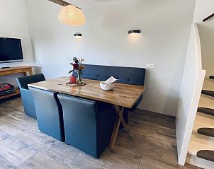 Eetkamer met trap in VZ587 Vakantiewoning Vrouwenpolder, Walcheren, Zeeland.