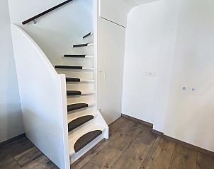 Moderne trap en keuken in VZ587 Vakantiewoning Vrouwenpolder, Walcheren.