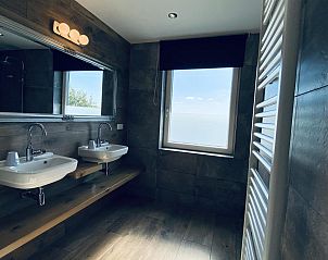 Luxe badkamer met dubbele wastafel in VZ587 Vakantiewoning Vrouwenpolder, Zeeland.
