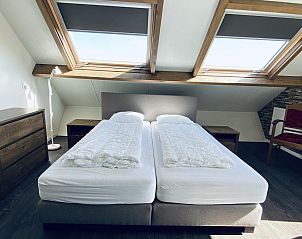 Slaapkamer met dakramen in VZ587 Vakantiewoning Vrouwenpolder, Walcheren.