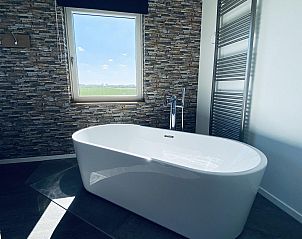 Vrijstaand bad met uitzicht in VZ587 Vakantiewoning Vrouwenpolder, Walcheren.