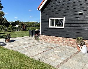 Zijaanzicht van VZ587 Vakantiewoning Vrouwenpolder met terras, Walcheren.