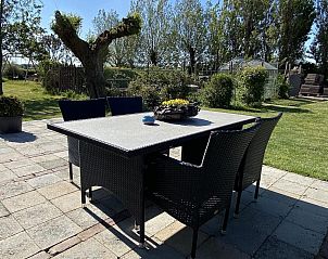 Terras met tuinmeubilair bij VZ587 Vakantiewoning Vrouwenpolder, Zeeland.
