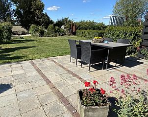 Buitenruimte met bloemen bij VZ587 Vakantiewoning Vrouwenpolder, Walcheren.