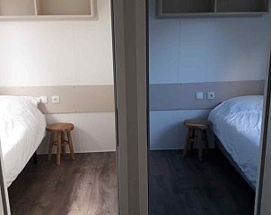 Slaapkamer met twee bedden in ZE030 vakantiehuis, Vrouwenpolder, Walcheren.