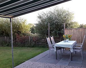 Open keuken in ZE030 vakantiehuis, Vrouwenpolder, Walcheren met moderne apparatuur.