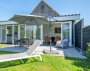 Geniet van het terras bij Vakantiehuisje in Veere, Walcheren, Zeeland, met comfortabele ligstoelen en een moderne buitenruimte.