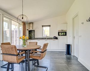 Stijlvolle keuken en eetruimte in Vakantiehuisje in Veere, Walcheren, Zeeland, met moderne meubels en veel natuurlijk licht.