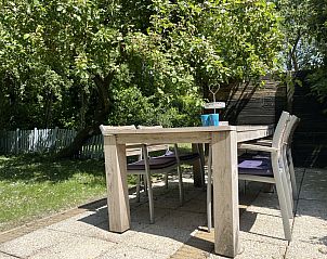 Spacious garden at vacation home ZE120, Veere, Walcheren with lawn.