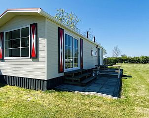 Zijaanzicht van VZ235 Chalet Veere in Veere, Walcheren met zonnig terras
