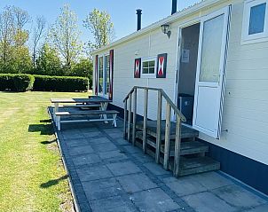 Entree van VZ235 Chalet Veere in Veere, Zeeland met terras en picknicktafel