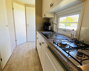 Compacte keuken in VZ235 Chalet Veere in Veere, Zeeland met fornuis