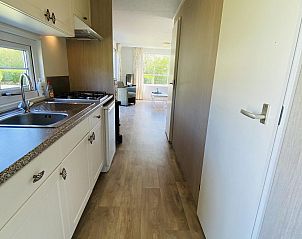 Gang naar keuken in VZ235 Chalet Veere in Veere, Walcheren