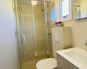 Badkamer met douche in VZ235 Chalet Veere in Veere, Zeeland