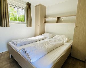 Hoofdslaapkamer in VZ235 Chalet Veere in Veere, Walcheren met tweepersoonsbed