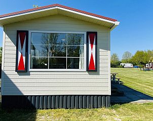 Zijaanzicht van VZ235 Chalet Veere in Veere, Zeeland met speeltuin in de buurt