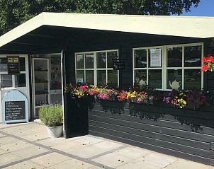 Gezellige kiosk bij VZ235 Chalet Veere in Veere, Walcheren met bloemen