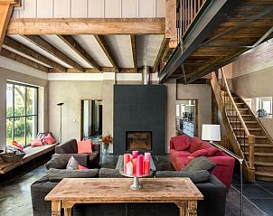 Ruime woonkamer in Mariekerke vakantiehuis, Meliskerke, Walcheren, met houten balken en moderne inrichting.