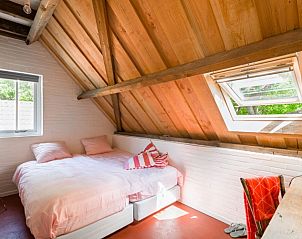 Knusse slaapkamer in Mariekerke vakantiehuis, Meliskerke, Walcheren, met houten dak en veel lichtinval.