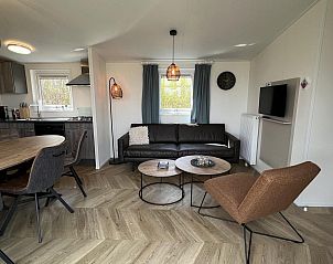 Interieur met zithoek in VZ627 Chalet Meliskerke, Walcheren