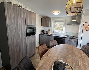 Keuken en eetruimte in VZ627 Chalet Meliskerke, Meliskerke