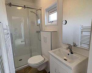 Moderne badkamer in VZ627 Chalet Meliskerke, Meliskerke