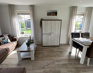 VZ901 Vakantiehuis in Zoutelande, Meliskerke. Open leefruimte met zithoek en eettafel, ideaal voor families.