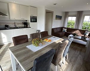 VZ901 Vakantiehuis in Zoutelande, Walcheren. Lichte eetkamer met uitzicht op de tuin, gelegen in Meliskerke.