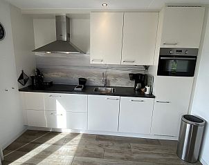 VZ901 Vakantiehuis in Zoutelande, Meliskerke. Ruime slaapkamer met ensuite badkamer en natuurlijk licht.