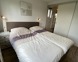 VZ901 Vakantiehuis in Zoutelande, Meliskerke. Badkamer met stijlvolle afwerking en ruime douche.