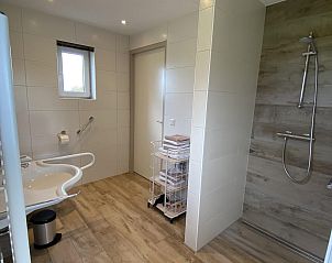 VZ901 Vakantiehuis in Zoutelande, Meliskerke. Douche in moderne badkamer met strakke afwerking.